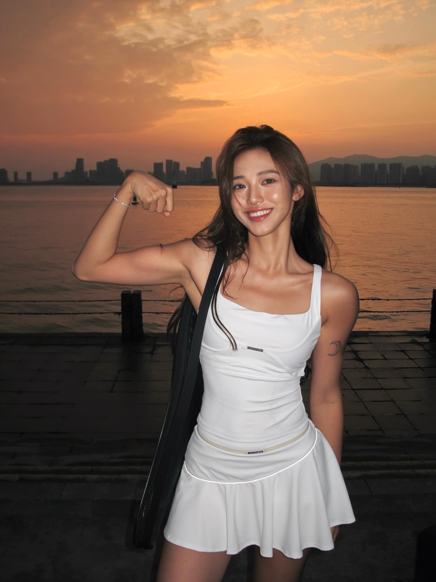 全白方领吊带背心配百褶短裙，yyannwong日落网球风辣妹穿搭