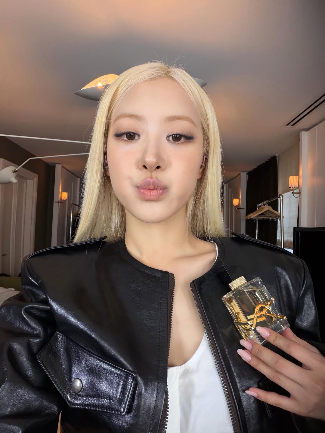 黑色圆领皮夹克配白背心，roses_are_rosie甜酷摩登私服穿搭
