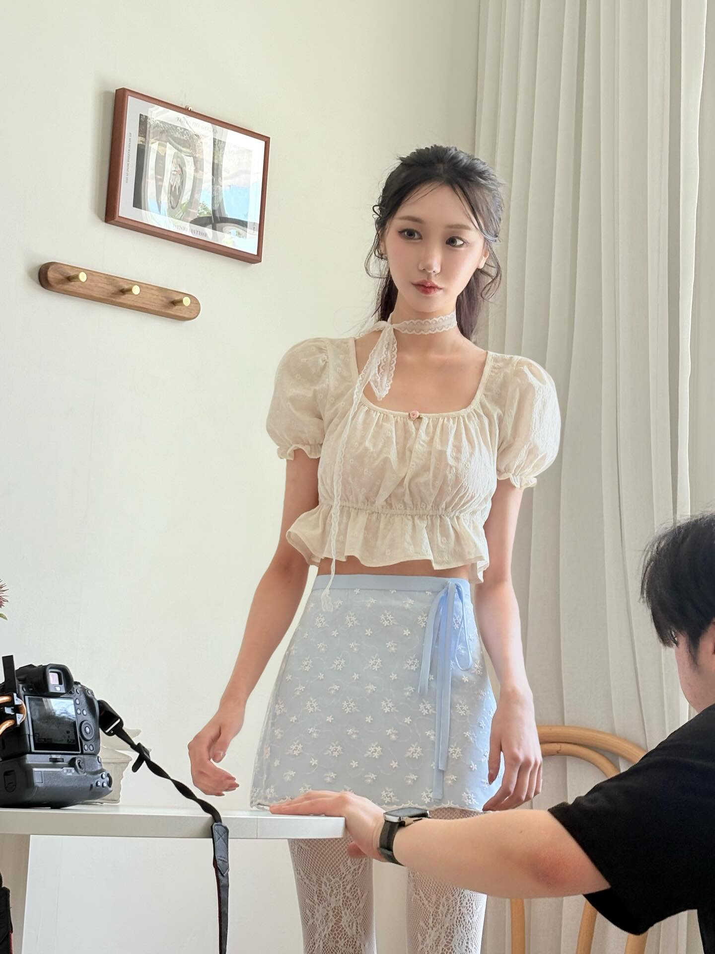 米白泡泡袖方领短上衣配蓝白碎花半裙，lv.0610初恋感韩系少女穿搭