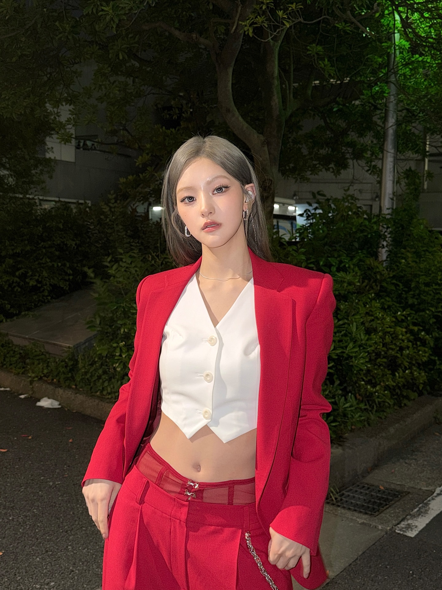 正红垫肩西装配白背心阔腿裤，kissoflife_s2韩系女团酷飒风