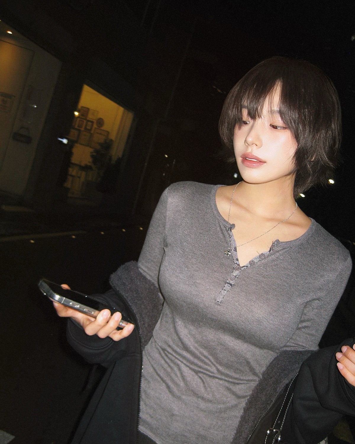 深灰亨利领修身T恤配黑色毛绒外套，chungsemi韩系清冷夜间街拍