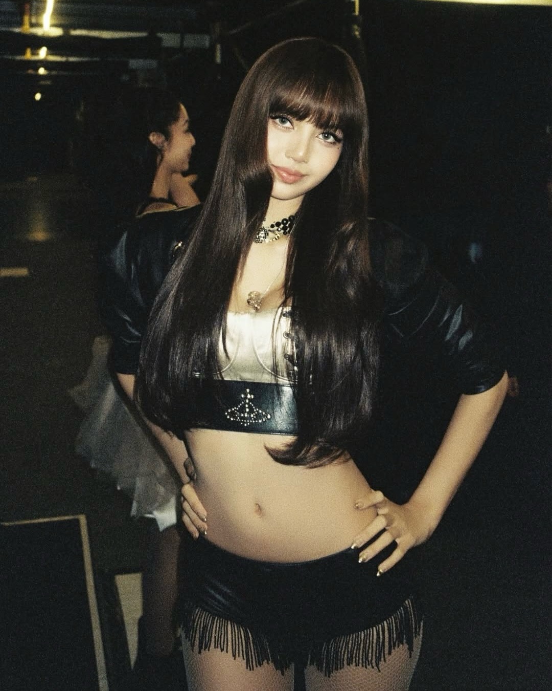 Vivienne Westwood白色缎面胸衣配黑皮夹克流苏裙，marieclairekorea朋克摇滚