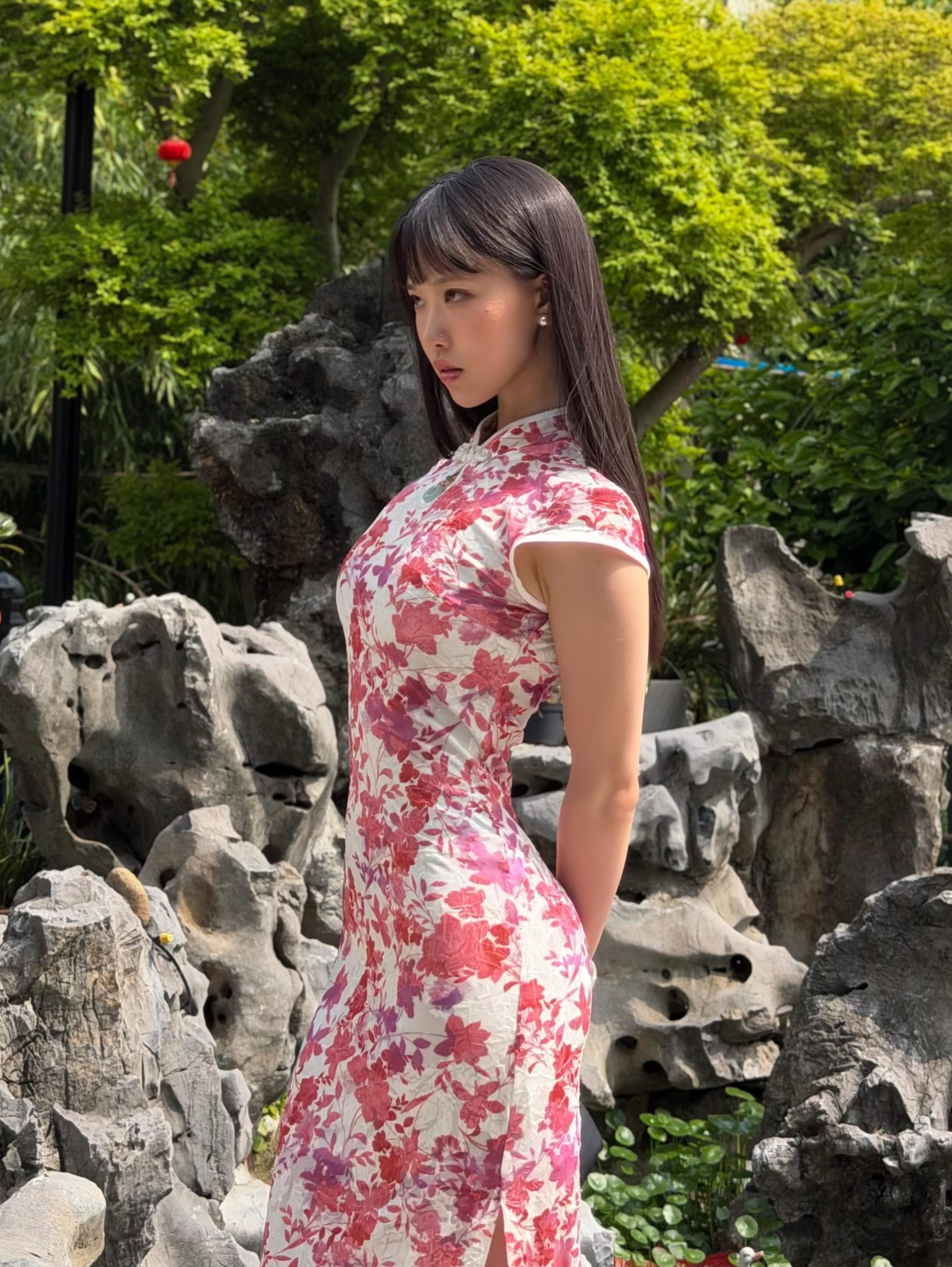 米白玫红花卉印花修身旗袍，sososokie新中式园林复古东方美学-街拍look