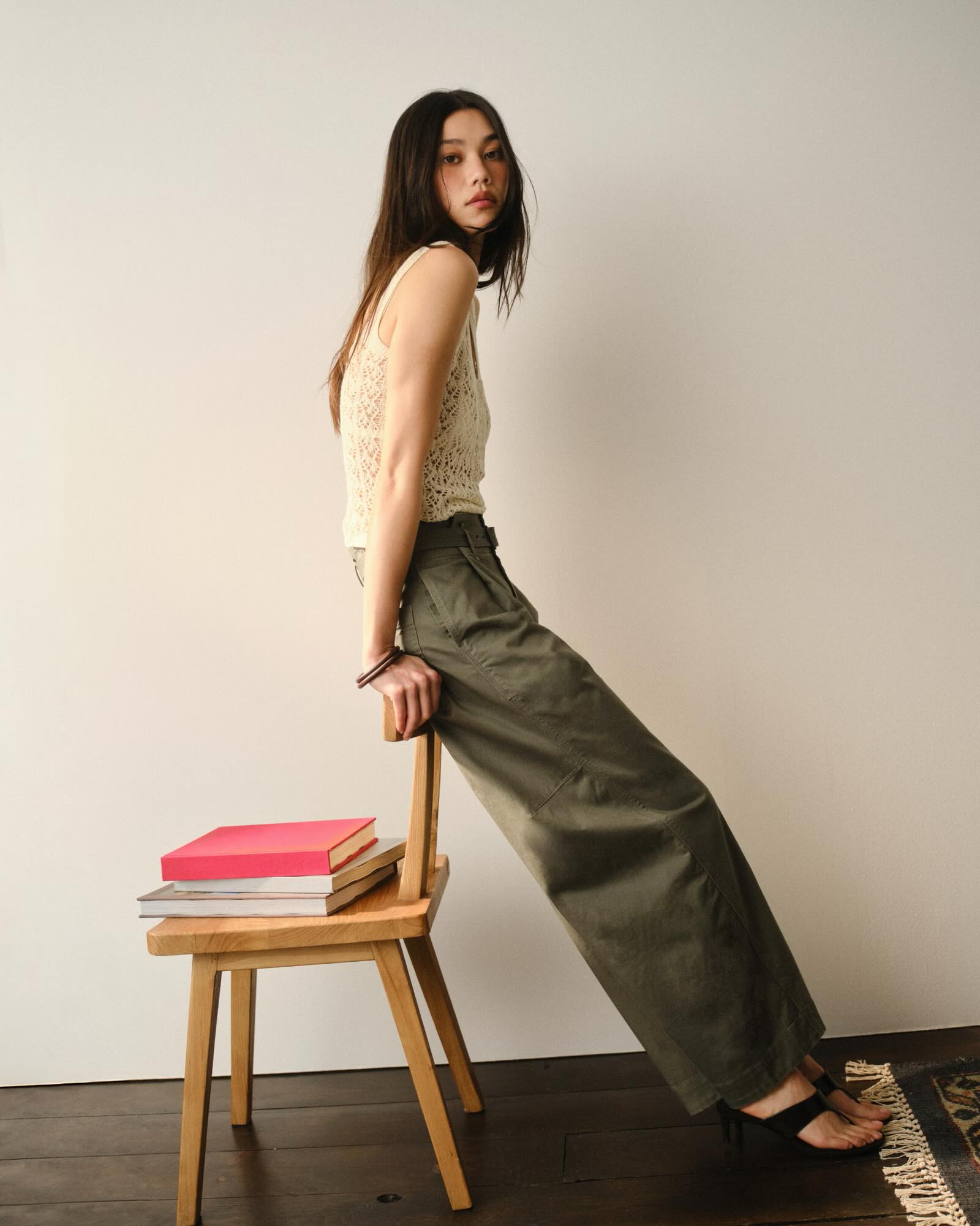 NguyenJade米白钩针背心配橄榄绿阔腿裤高级极简风-街拍look