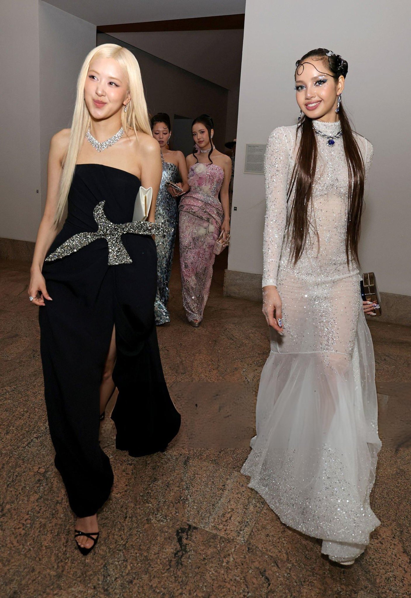 BLACKPINK Rosé黑色抹胸裤装配Lisa裸色透视鱼尾裙，Met Gala 2023双生花红毯
