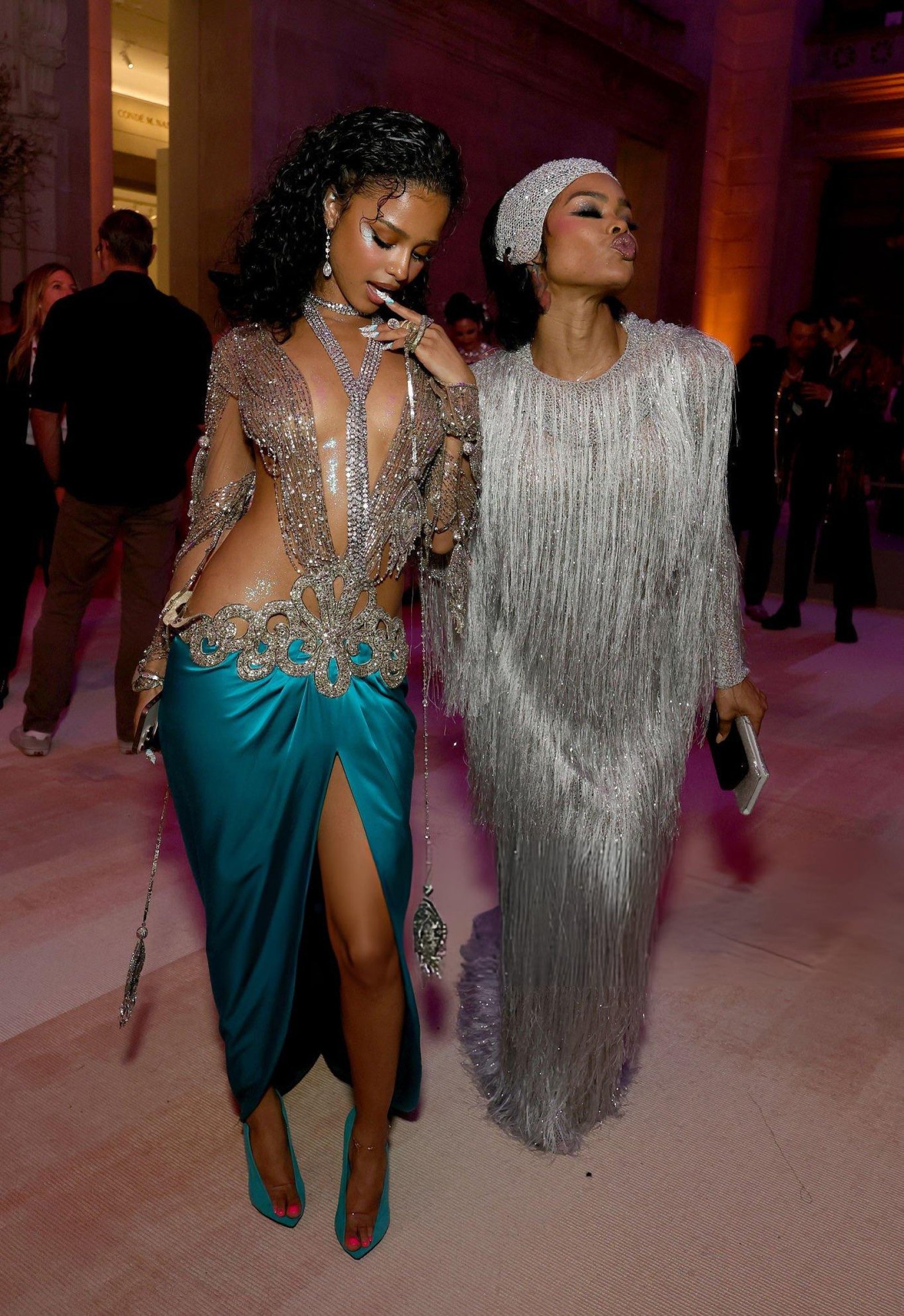 Beyoncé水晶透视上衣配孔雀蓝缎面裙，Tina Knowles银色流苏裙，Met Gala 2003母女红毯