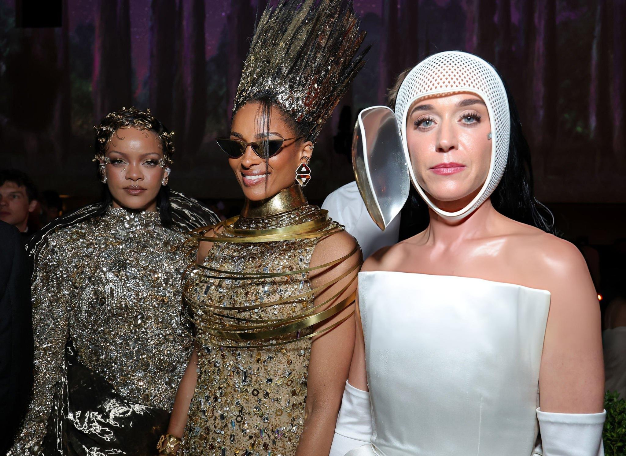 Rihanna银灰刺绣斗篷 Zendaya金色光环盔甲 Katy Perry天使翅膀，Met Gala 2018圣像美学