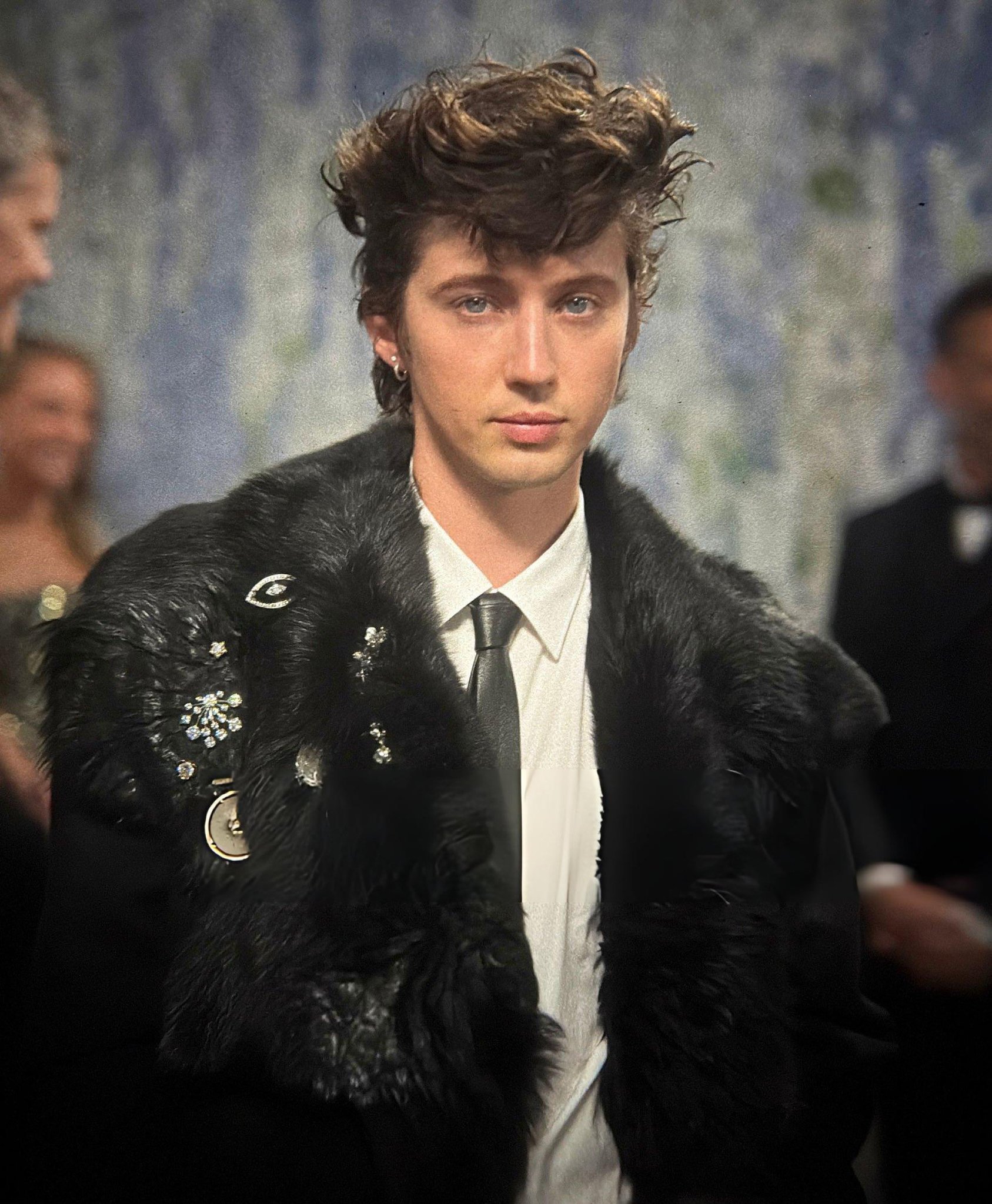 Troye Sivan Prada黑色羽毛大衣配皮领带，Met Gala 2024浪漫哥特中性风