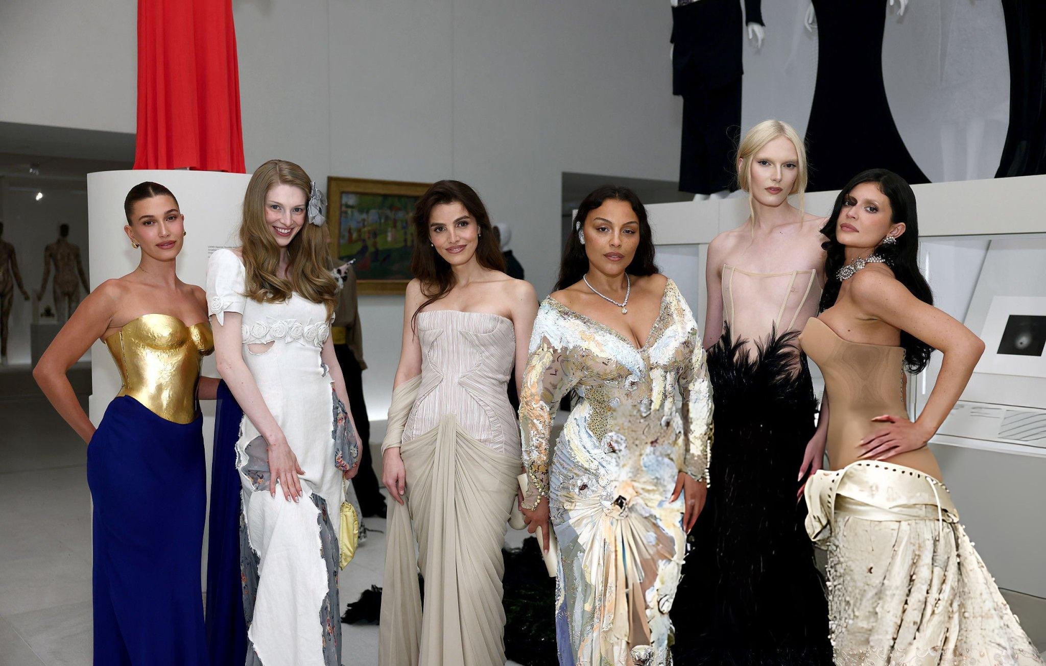 Hailey Bieber Hunter Schafer Paloma Alex Consani，Met Gala 2025超精细剪裁群像