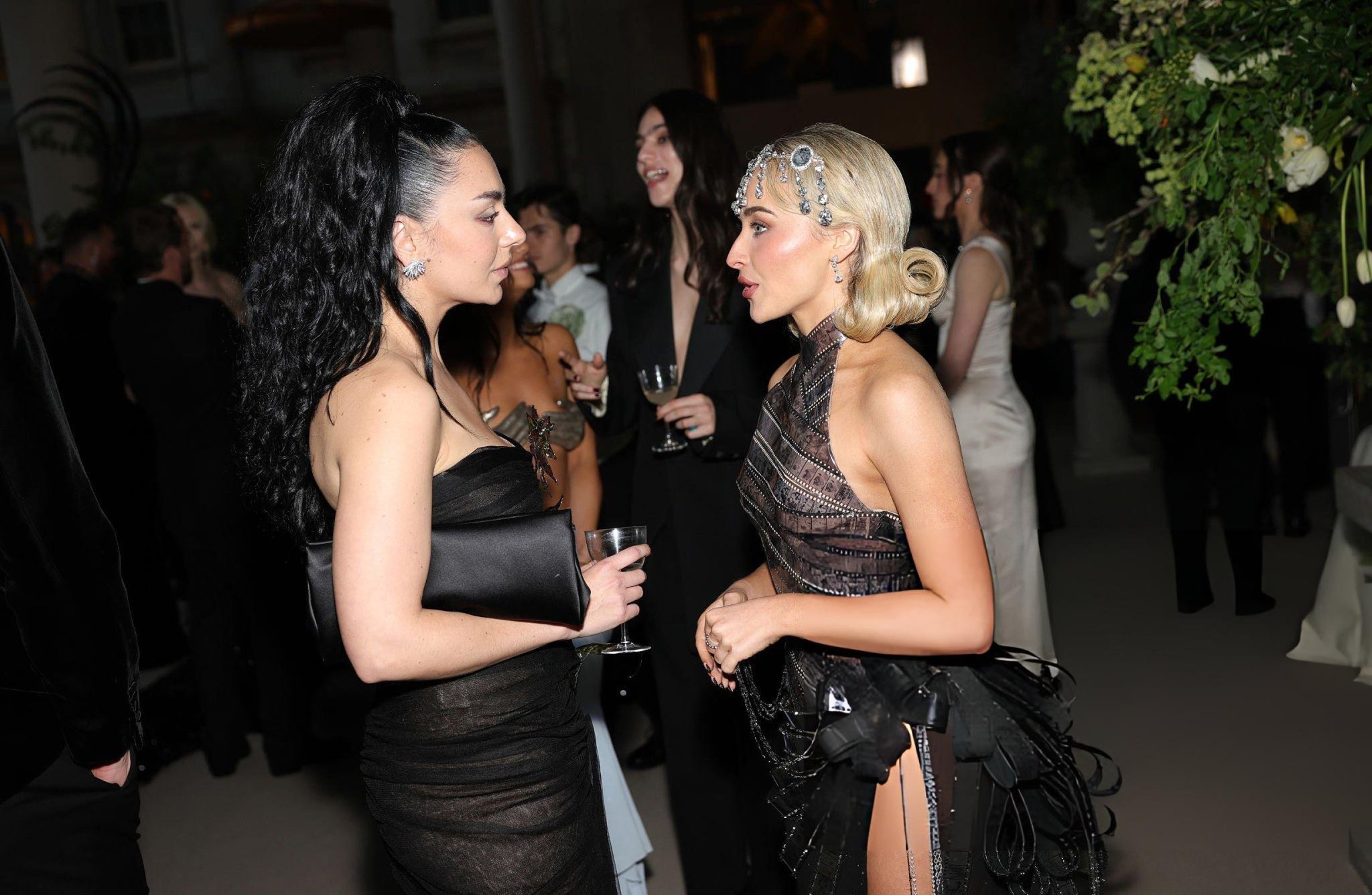 全黑透视亮片裙配Flapper钻石头饰，Met Gala Afterparty复古名伶暗黑浪漫