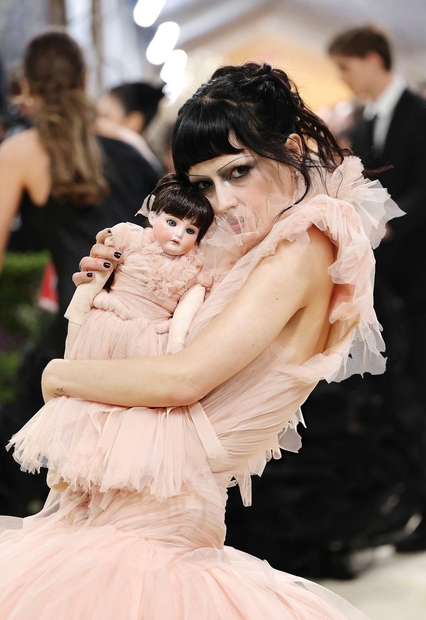 Gucci Alessandro Michele裸粉薄纱面纱礼服配瓷娃娃，Met Gala 2016怪诞洛丽塔