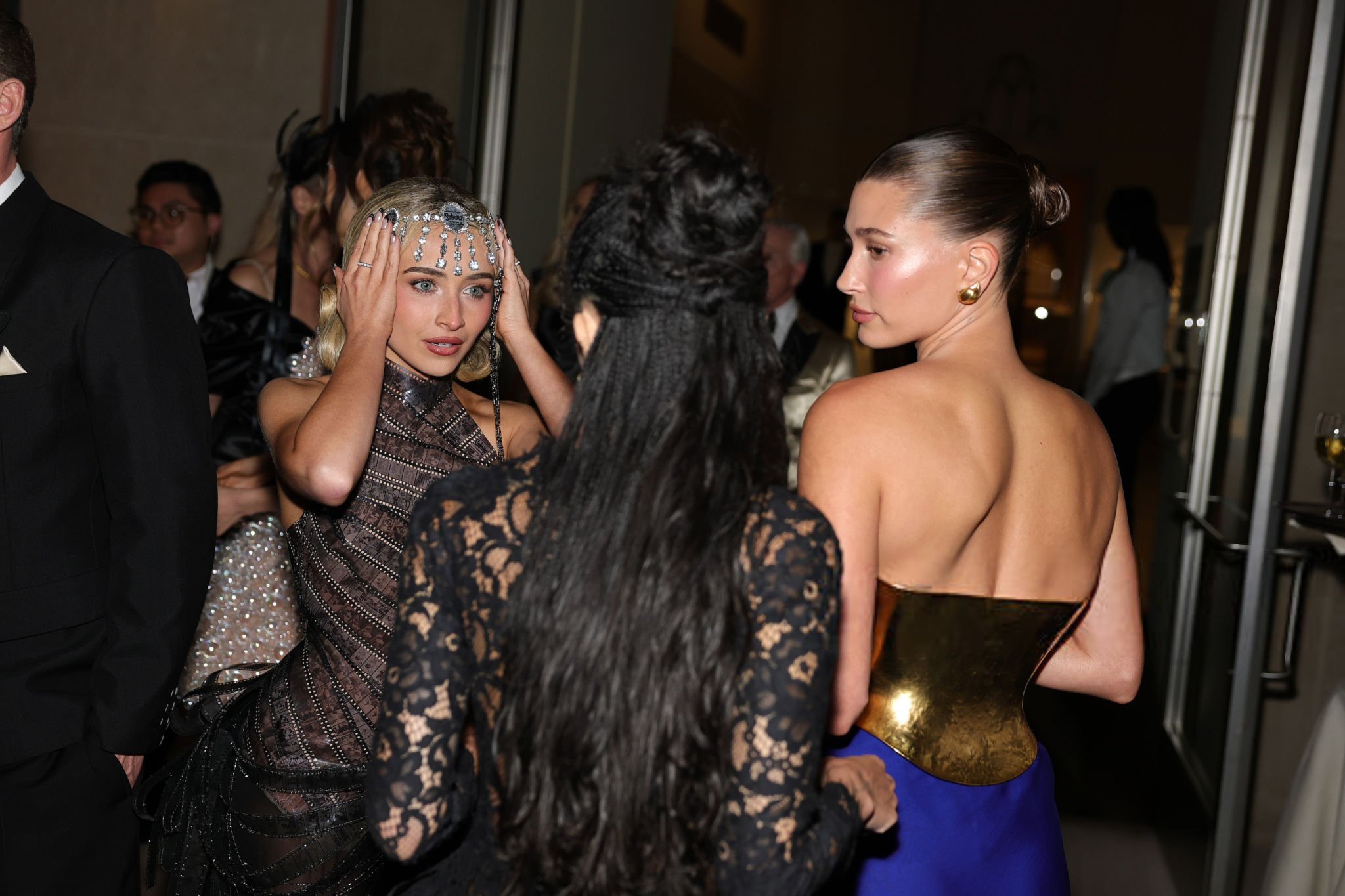 Emma水晶额饰Margiela蕾丝裙 Hailey金蓝撞色Saint Laurent，Met Gala 2024时间花园