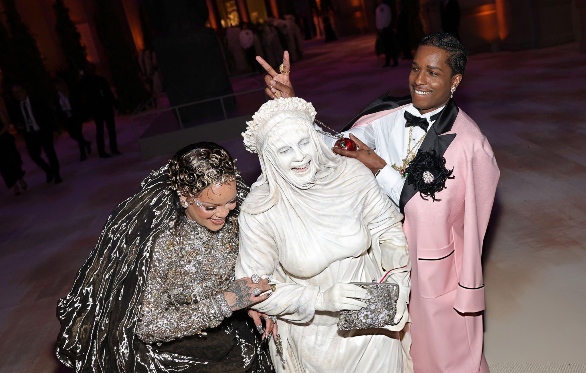 Rihanna珠绣斗篷 Fran大理石雕像 Rocky粉色礼服，Met Gala 2023老佛爷致敬
