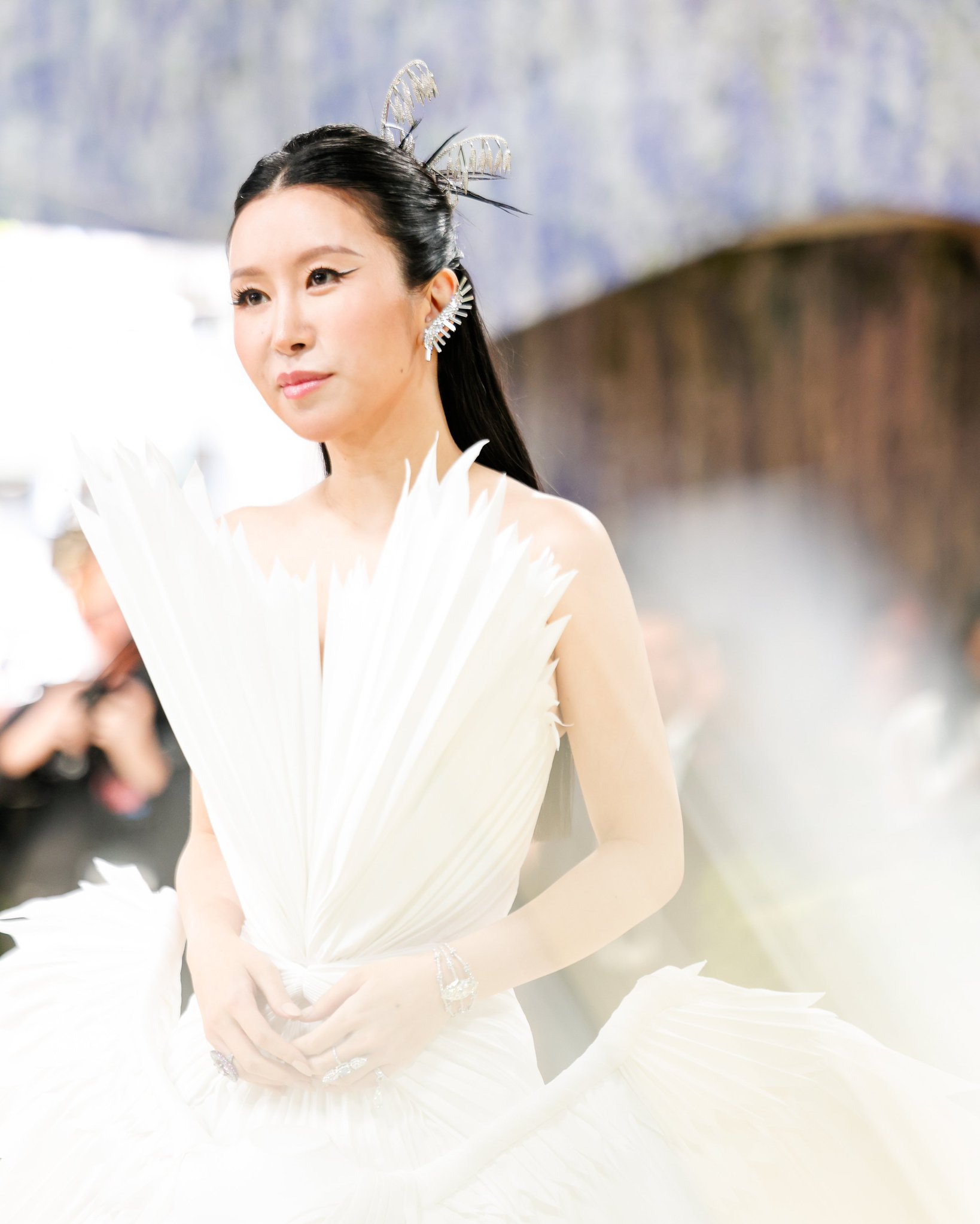 Vera Wang纯白深V羽毛礼服配银色钻石头饰，Met Gala 2018白天鹅仙气唯美