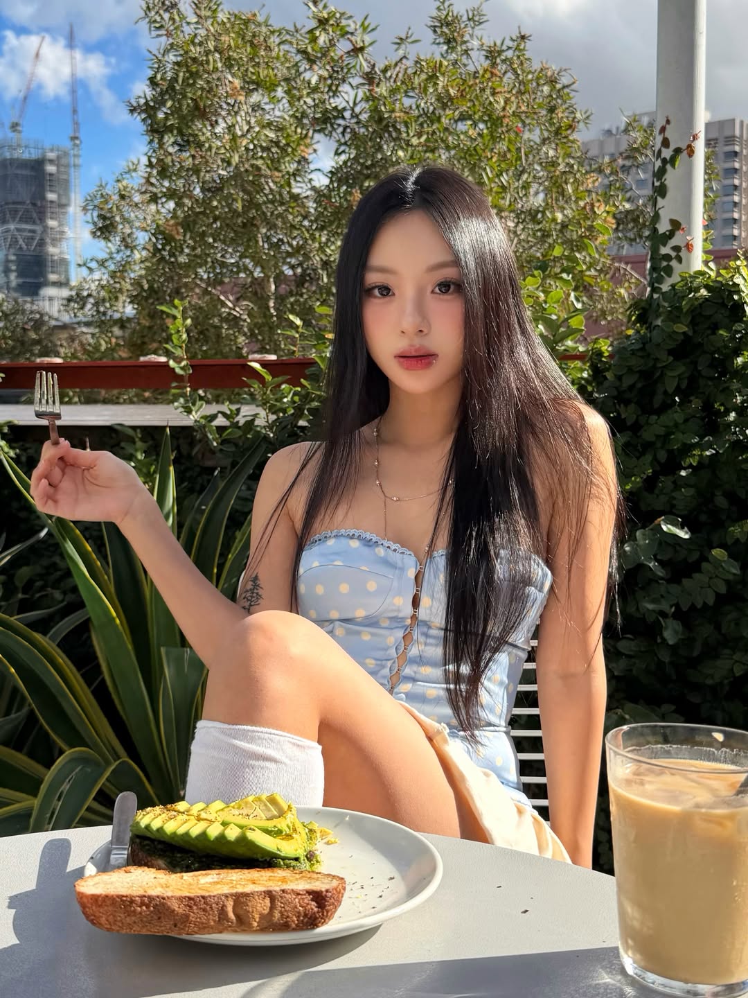 浅蓝色波点抹胸连衣裙户外 brunch，清新夏日少女风