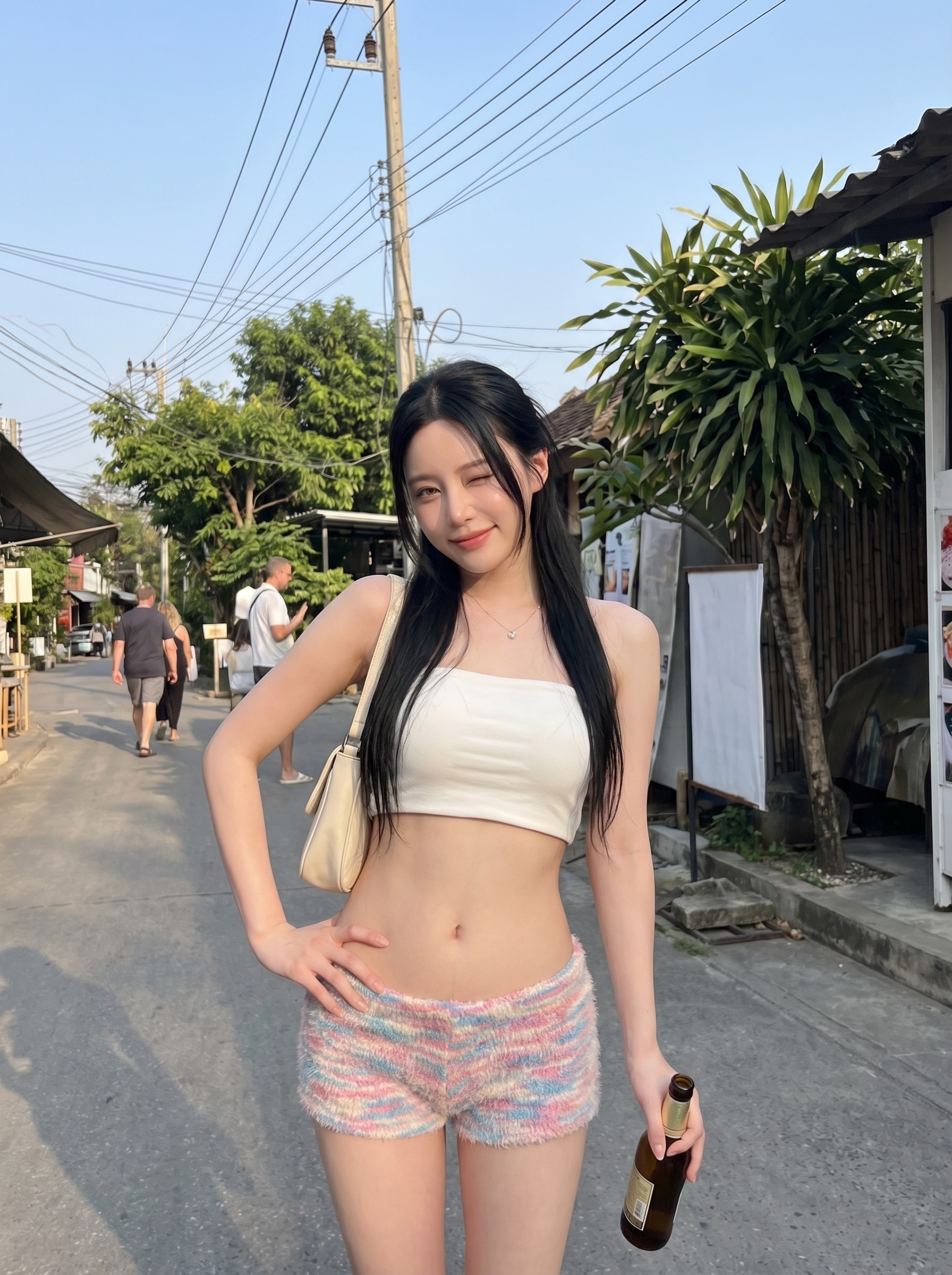 白色抹胸上衣配彩色条纹毛绒短裤，街头俏皮啤酒少女