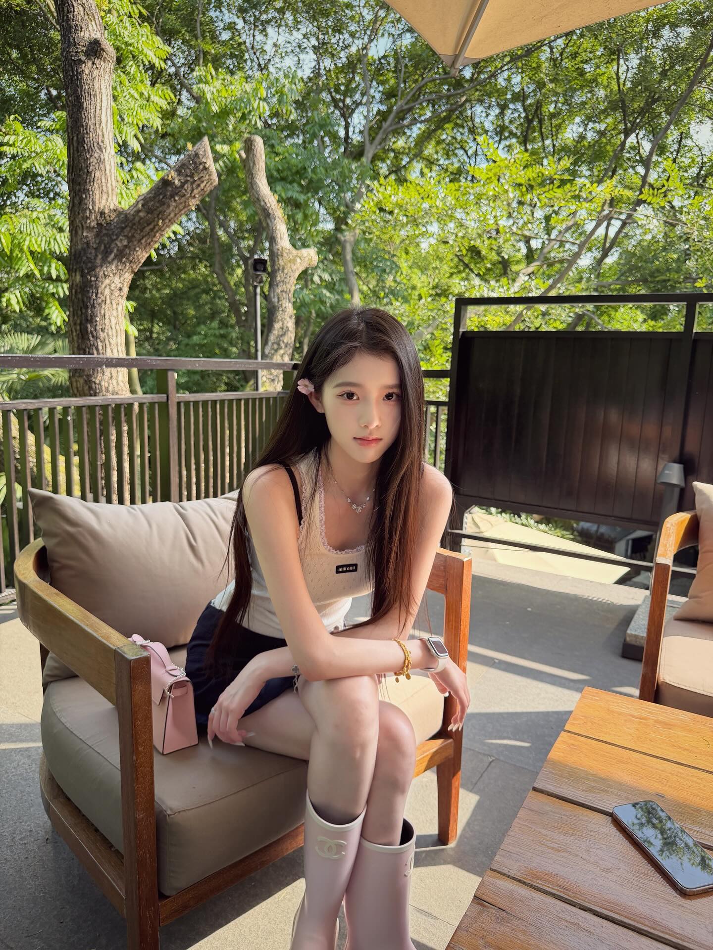 milky_xxbcl Miu Miu风穿搭，白色蕾丝吊带百褶裙配粉色长筒靴-街拍look