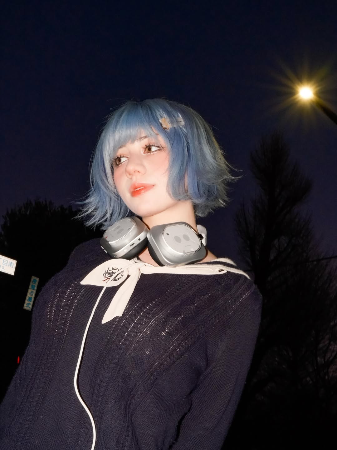 ochya0日系学院风：深蓝针织开衫配白色领结，甜酷Y2K少女