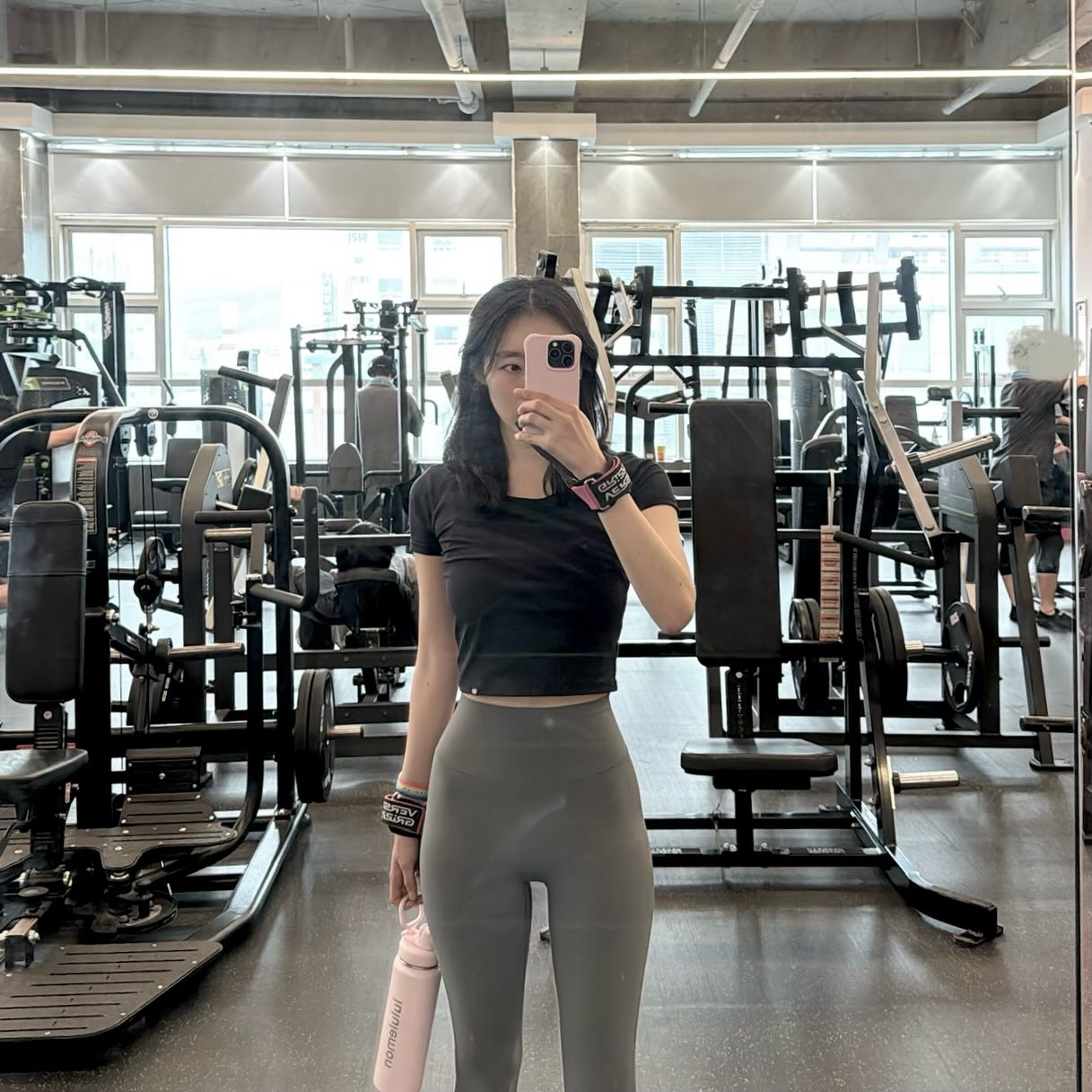 runmiyeog黑色crop top配灰色紧身瑜伽裤，Athleisure运动辣妹风