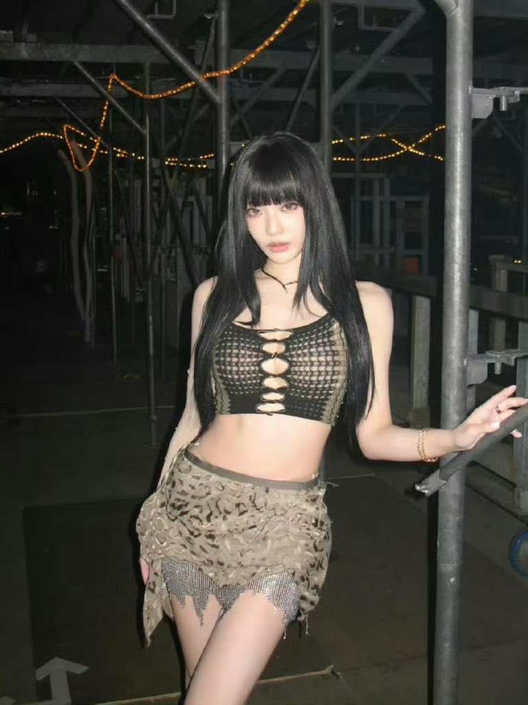黑色镂空针织背心配豹纹短裙，Y2K暗黑辣妹穿搭