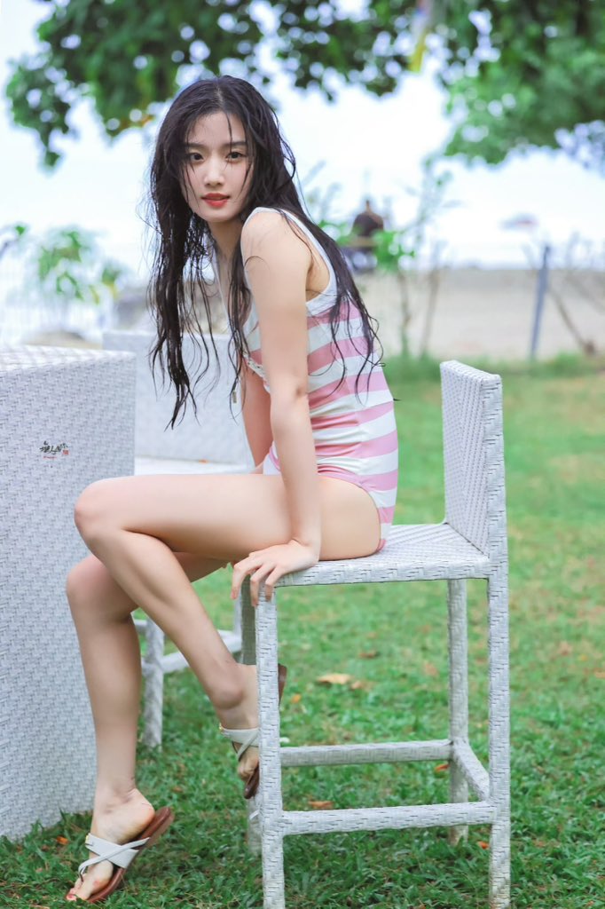 卢昱晓粉白条纹连体泳衣，夏日清纯少女写真