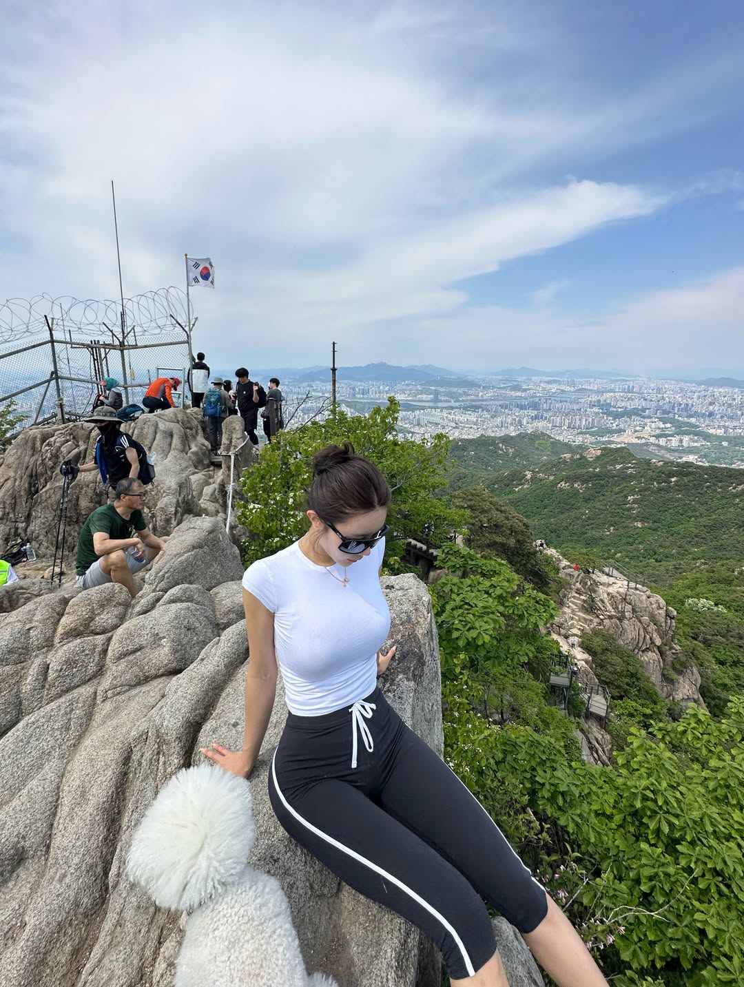 inae_zzang白色短T配黑色运动裤，山顶运动休闲Athleisure风