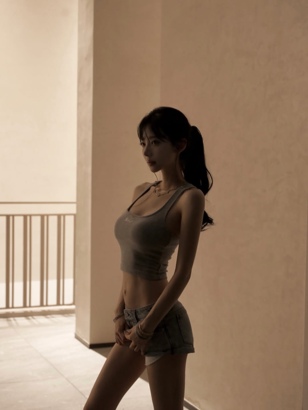 00lin24灰色吊带配浅色牛仔短裤，夏日简约辣妹穿搭
