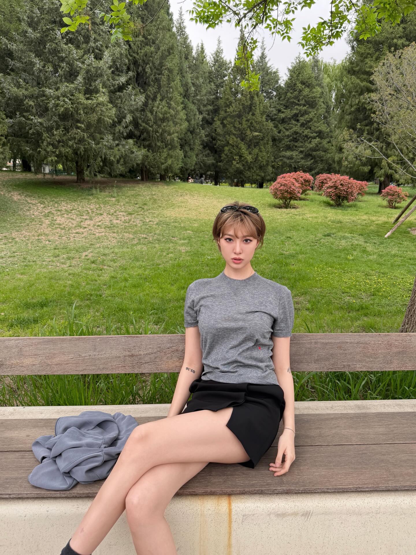 ashleyl_0o灰色短袖针织衫配黑色开叉短裙，韩系轻熟风穿搭