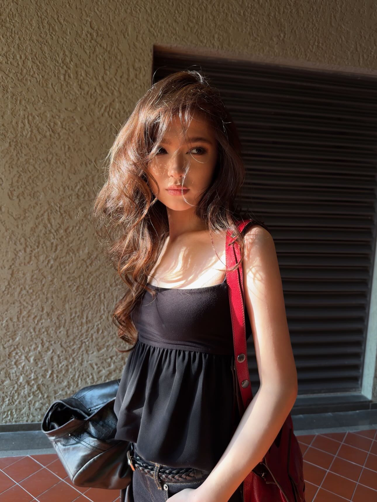Fair Mua黑色吊带连衣裙配红色单肩包，法式清冷红与黑的经典碰撞-街拍look