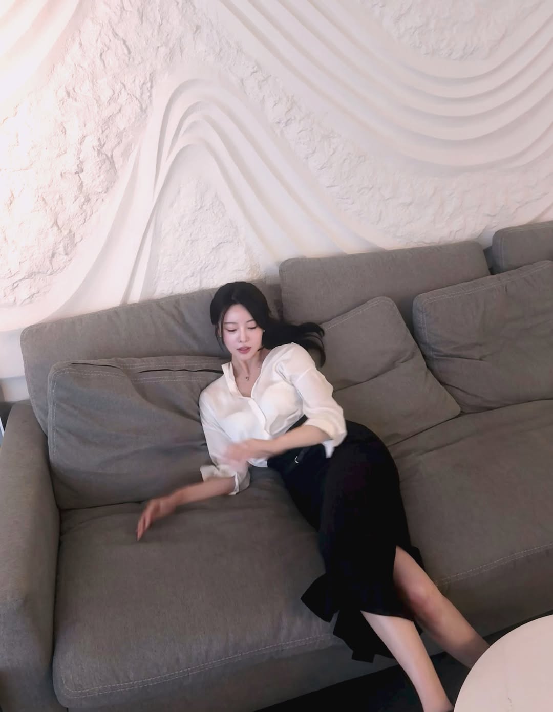 Kim Seo Hee白色缎面衬衫配黑色高腰开衩裙，韩系轻熟慵懒性感