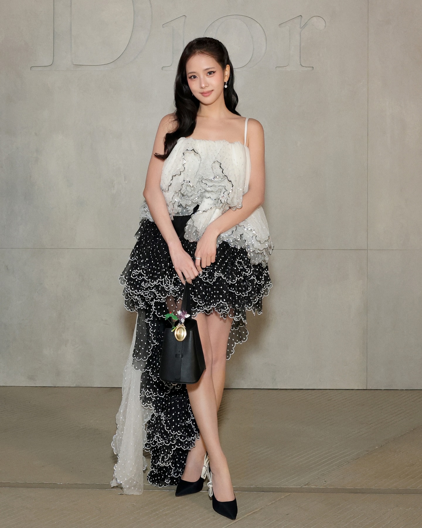 W Korea Jisoo黑白亮片蛋糕裙，Dior高定韩系女神红毯造型