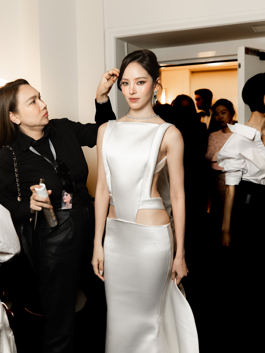 珍珠白解构丝缎礼服配钻石choker，红毯上的未来感女神