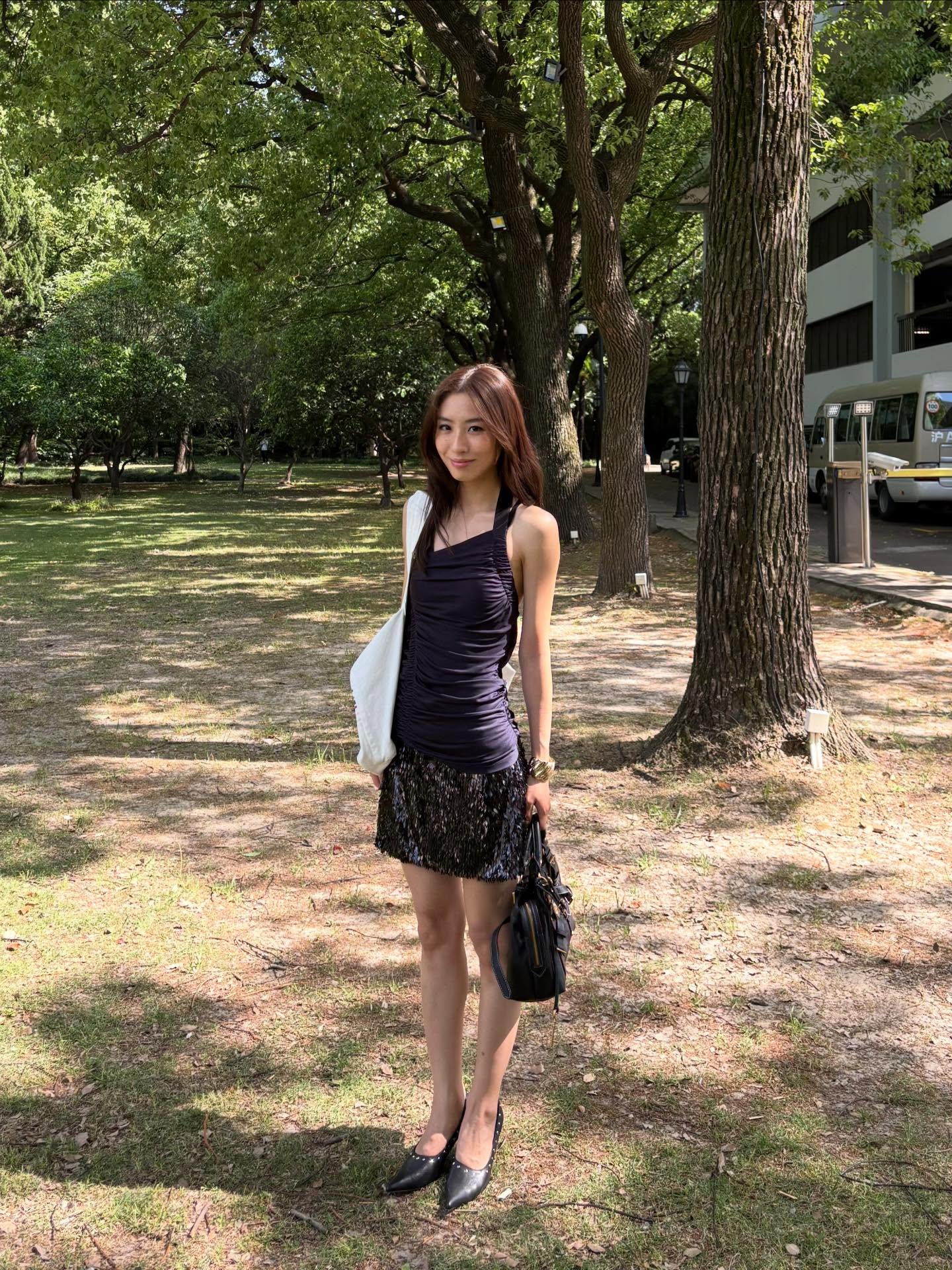 Celineyyysss灰色针织开衫配深蓝牛仔裤，慵懒韩系日常穿搭