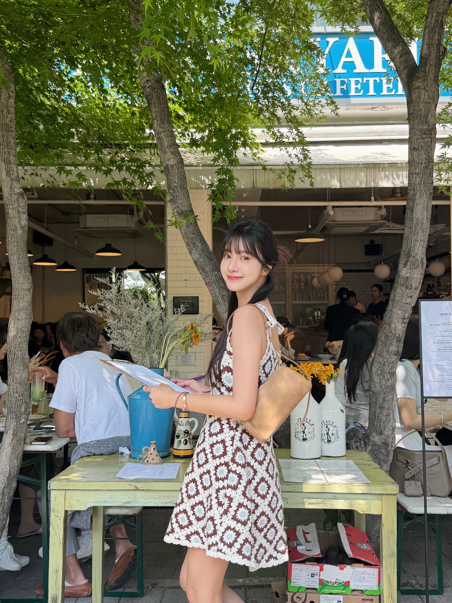 Genieechan黑色露肩上衣配高腰西裤，慵懒轻熟高级感-街拍look