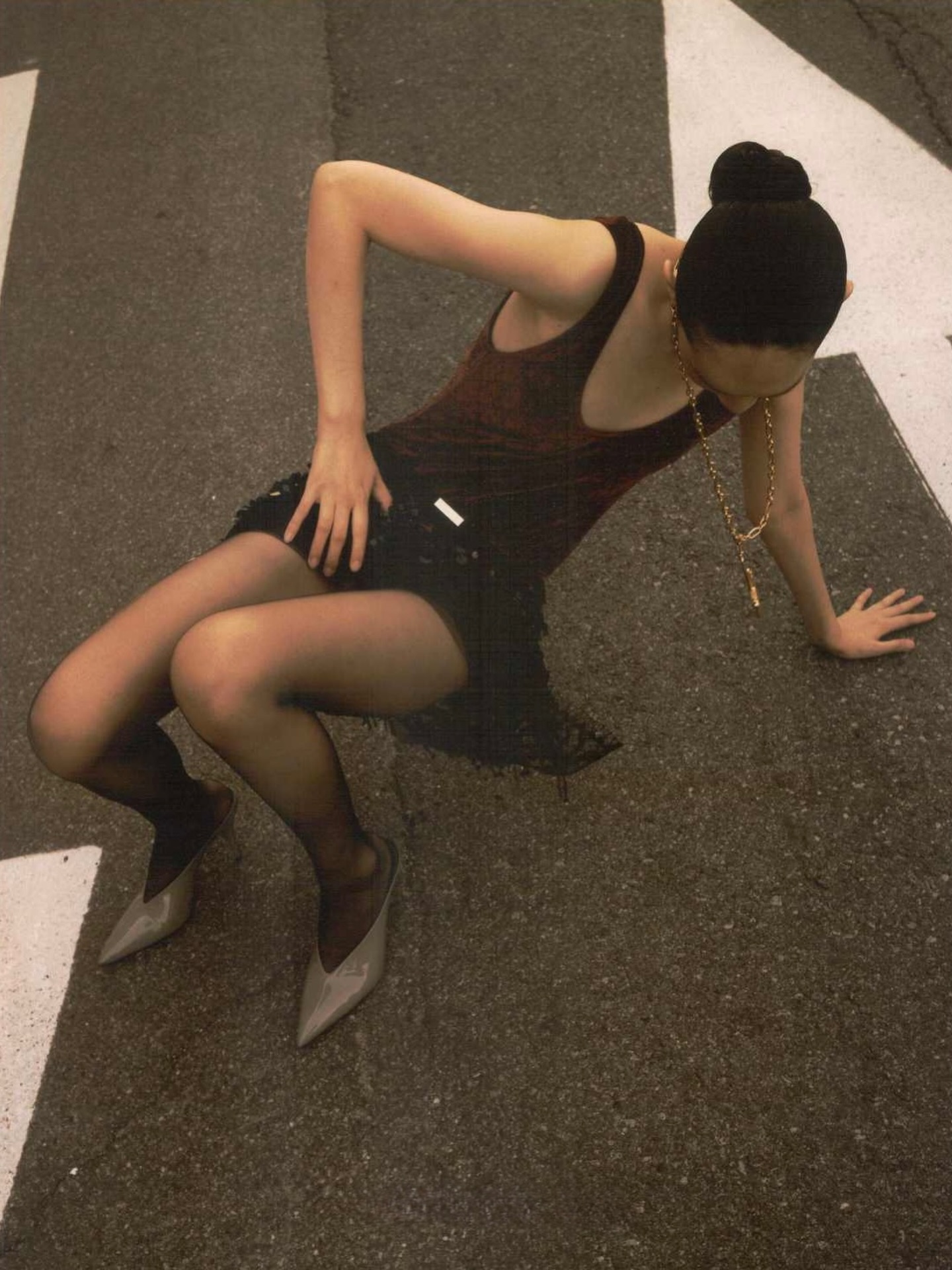 Wolford黑色网袜搭配皮质短裙，暗黑风性感穿搭