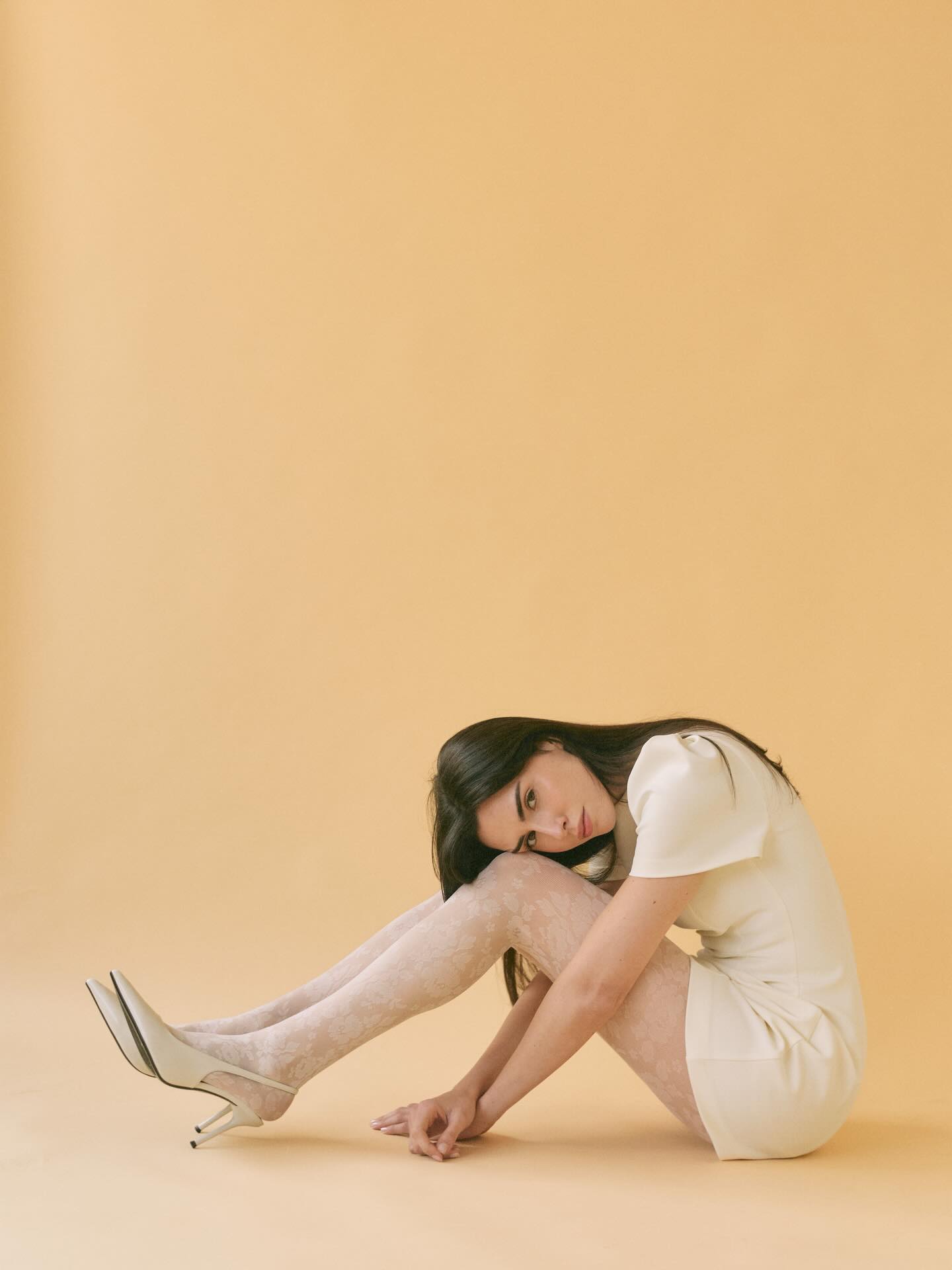 Annaburguillos白色西装套裙，极简大女人风格-街拍look