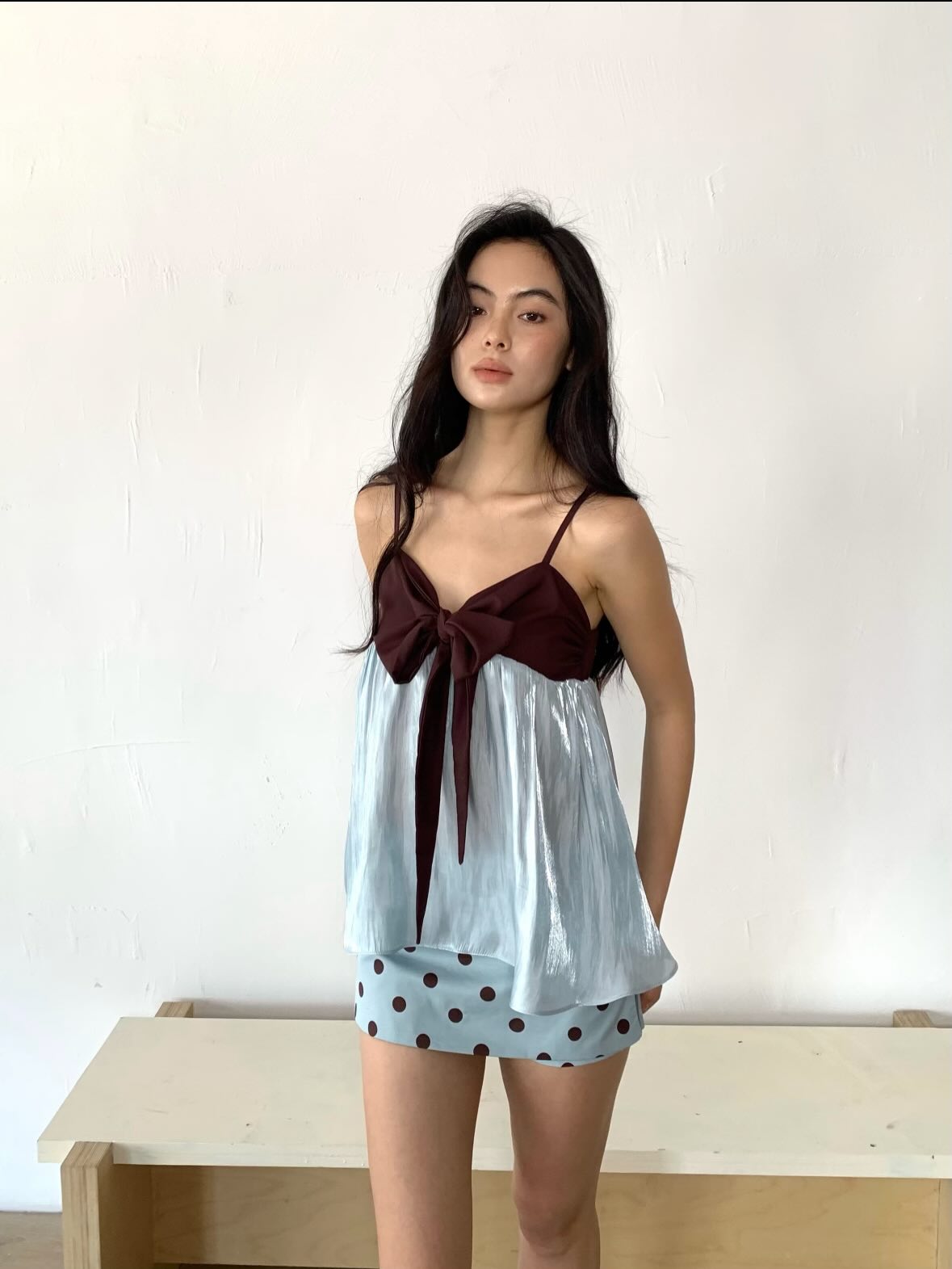 浅蓝色缎面蝴蝶结背心配波点短裤，buttercup.hanoi甜美少女复古风-街拍look