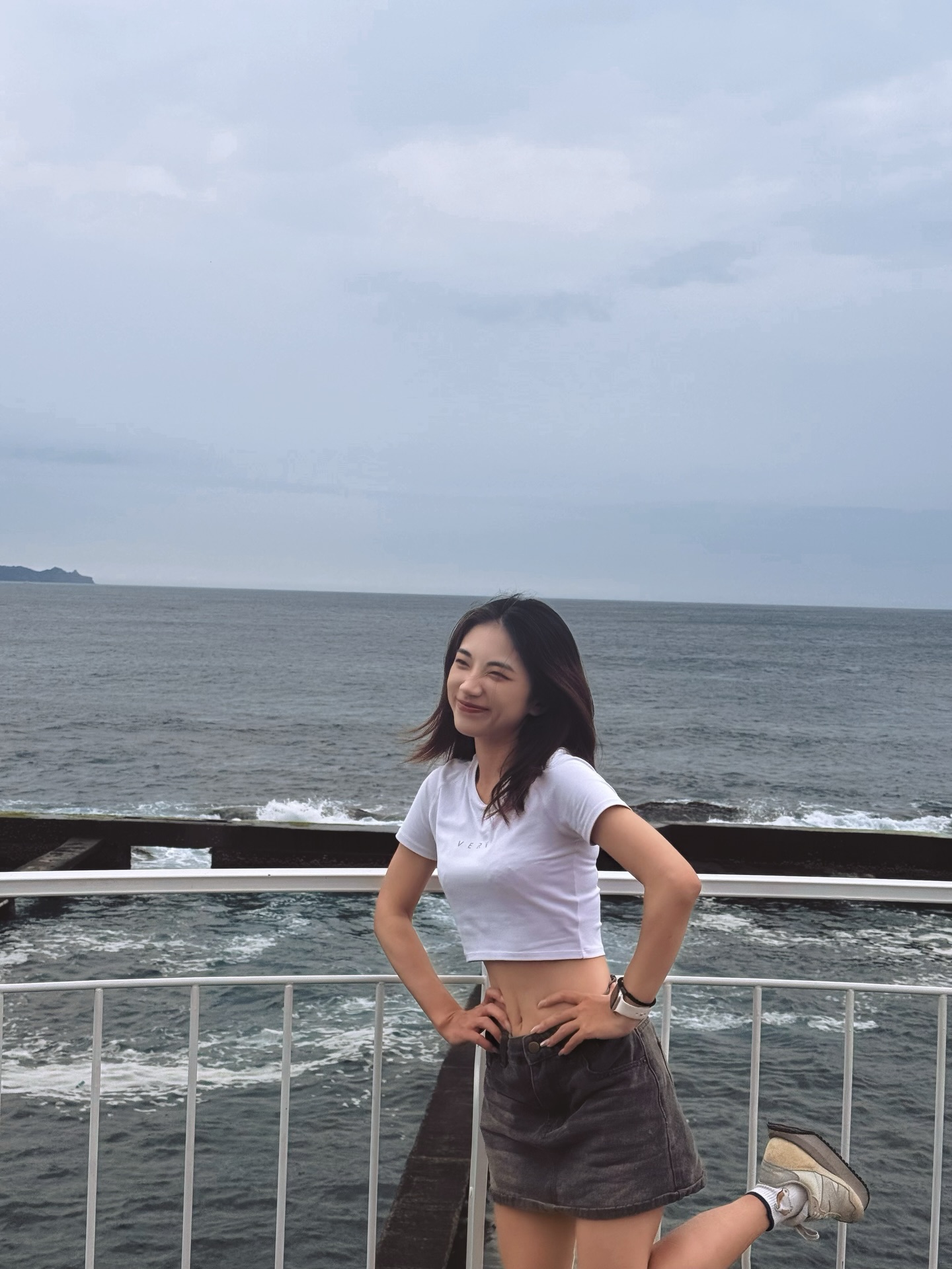 白色短款露脐T恤配深灰牛仔短裙，kailing_1225美式街头活力风-街拍look