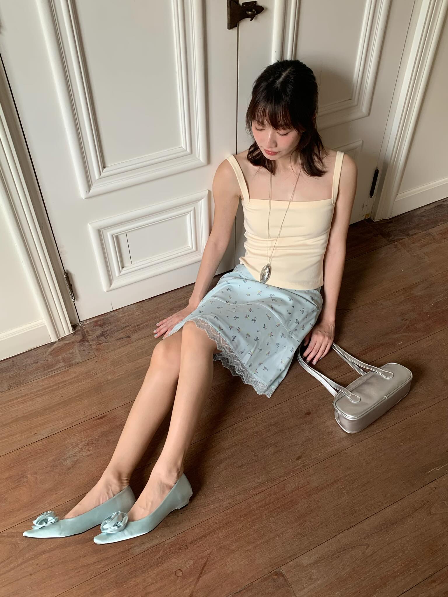 米黄紧身吊带背心配浅蓝碎花缎面半裙，nomade韩系淑女浪漫风-街拍look