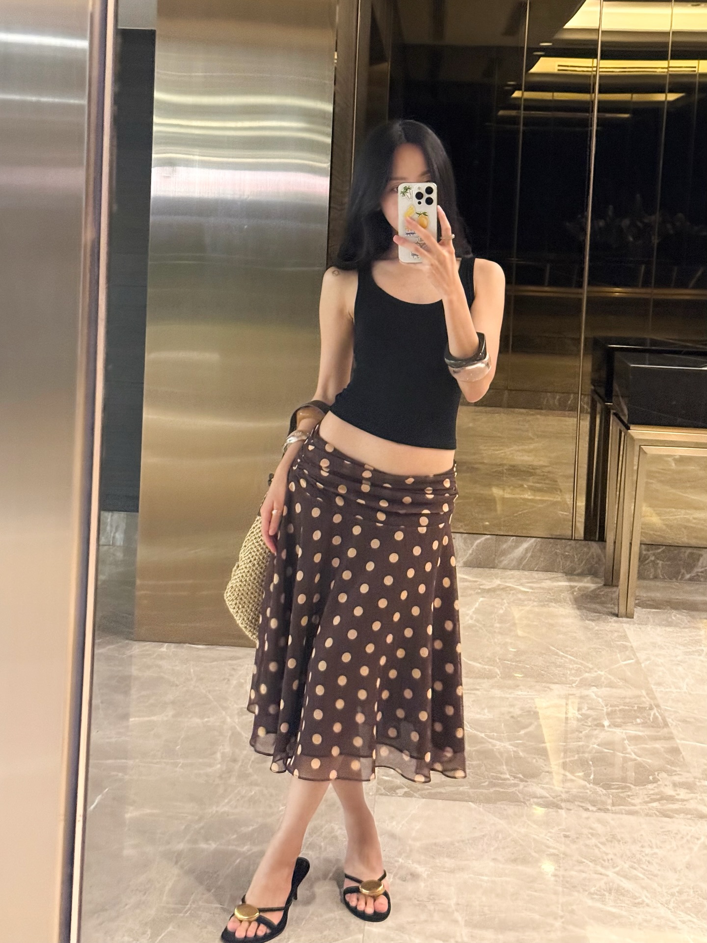 黑色吊带背心配棕色波点半裙，tracy.xoo法式复古度假风