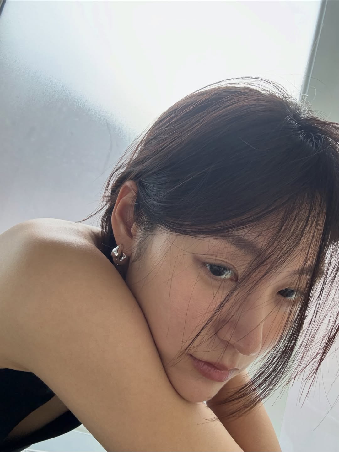 金高银黑色背心配银饰耳环，极简慵懒清冷感