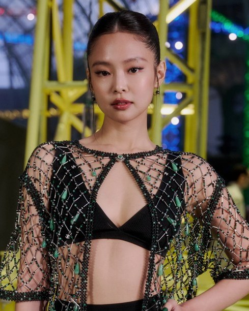 Jennie Kim黑色珠绣网纱罩衫配比基尼内搭红毯造型-街拍look