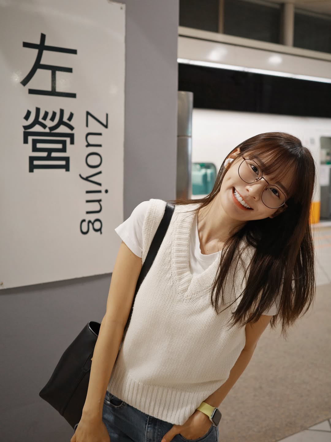 白色针织马甲地铁站日系叠穿