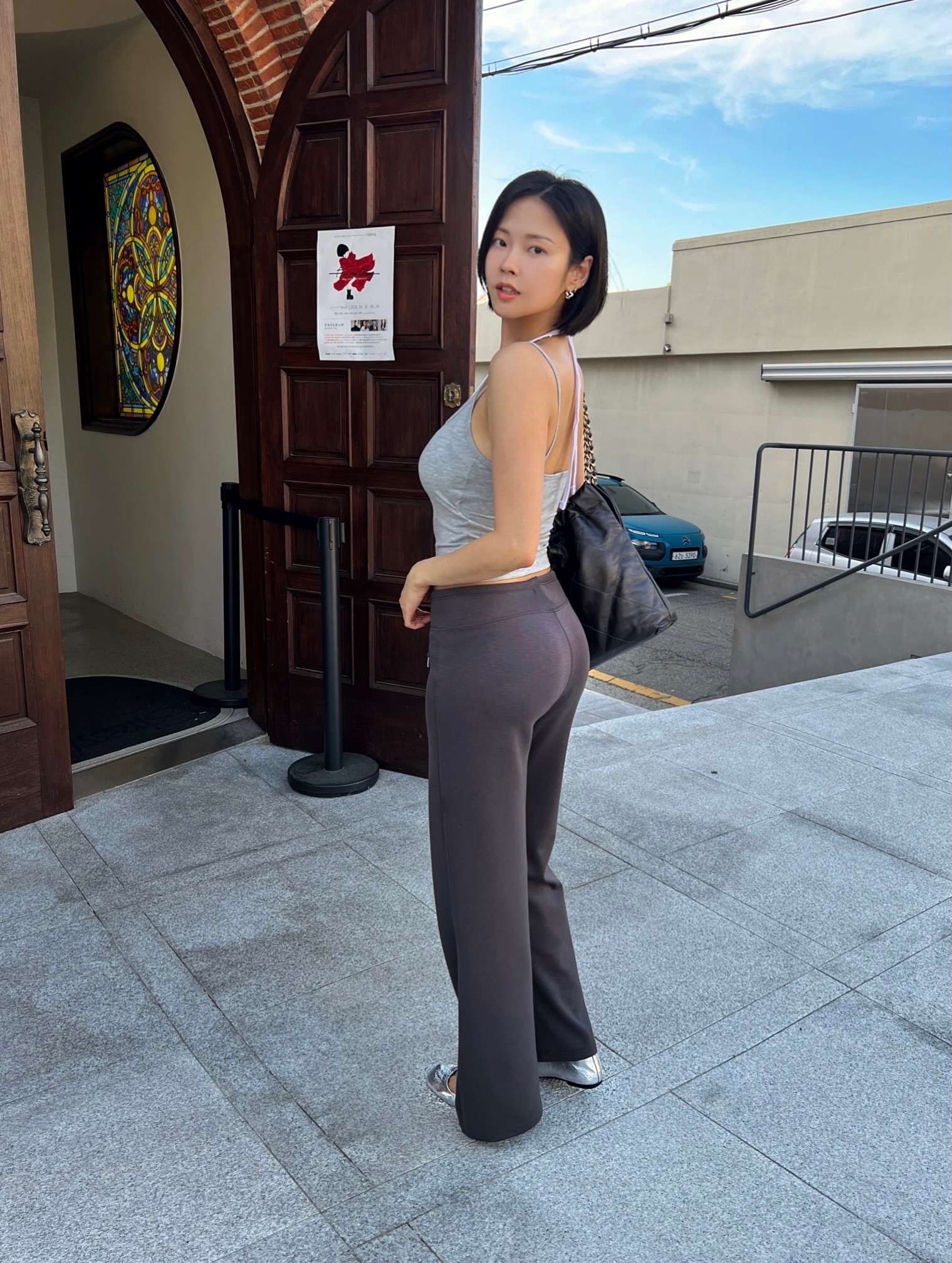 lovelyjoohee灰色露背吊带配深灰微喇长裤，慵懒性感小心机