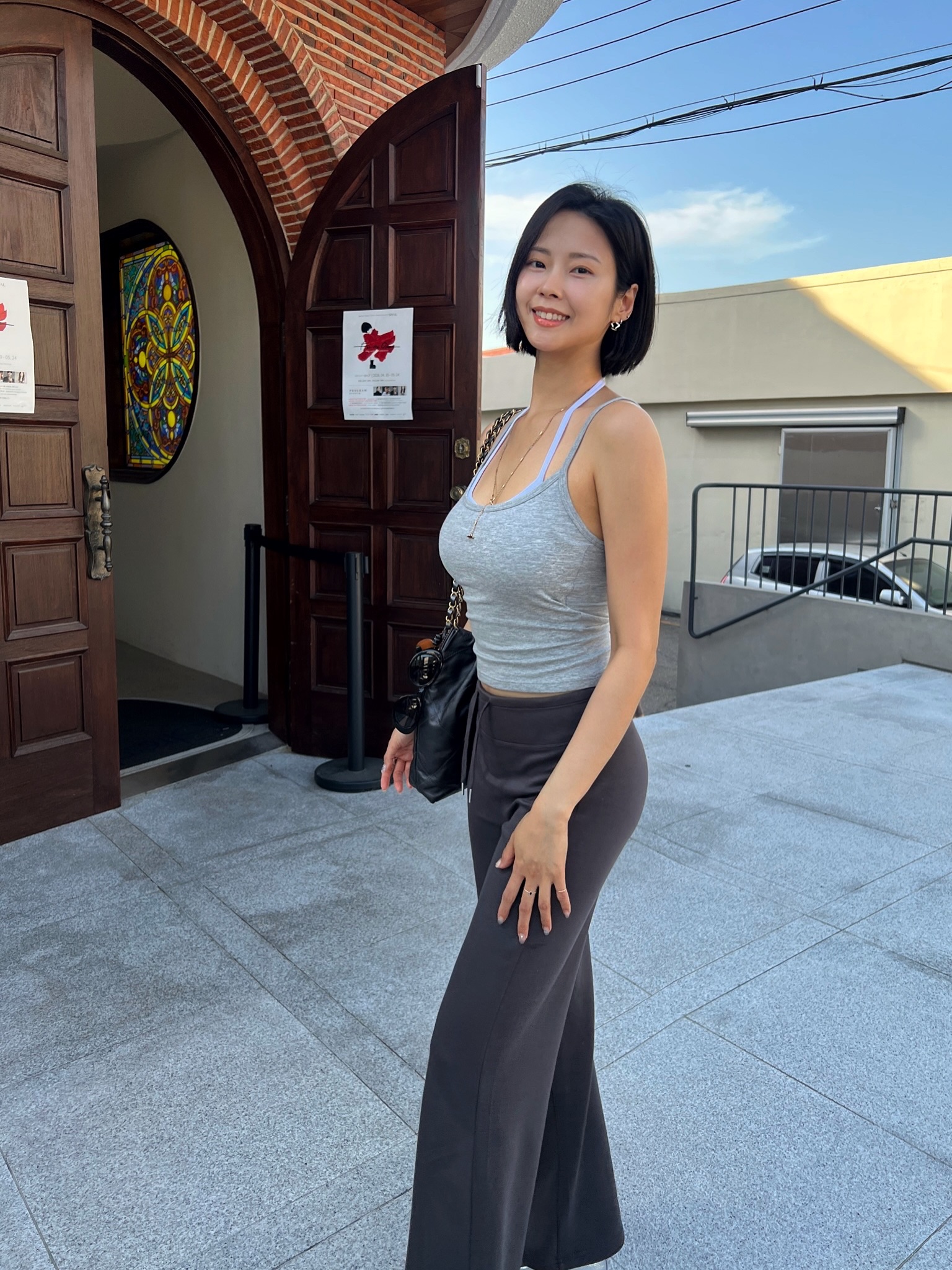 lovelyjoohee灰色吊带背心配棕灰微喇裤，温柔气质通勤约会两用