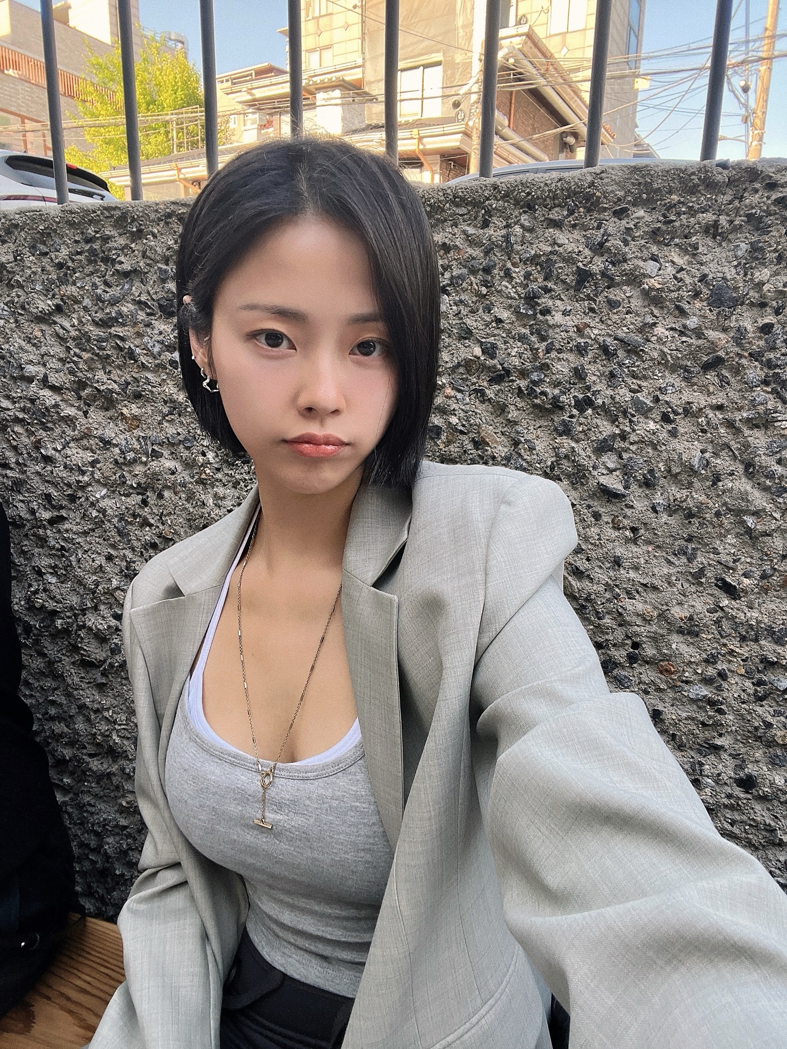 lovelyjoohee浅灰垫肩西装配灰色背心，清冷知性韩系OL风