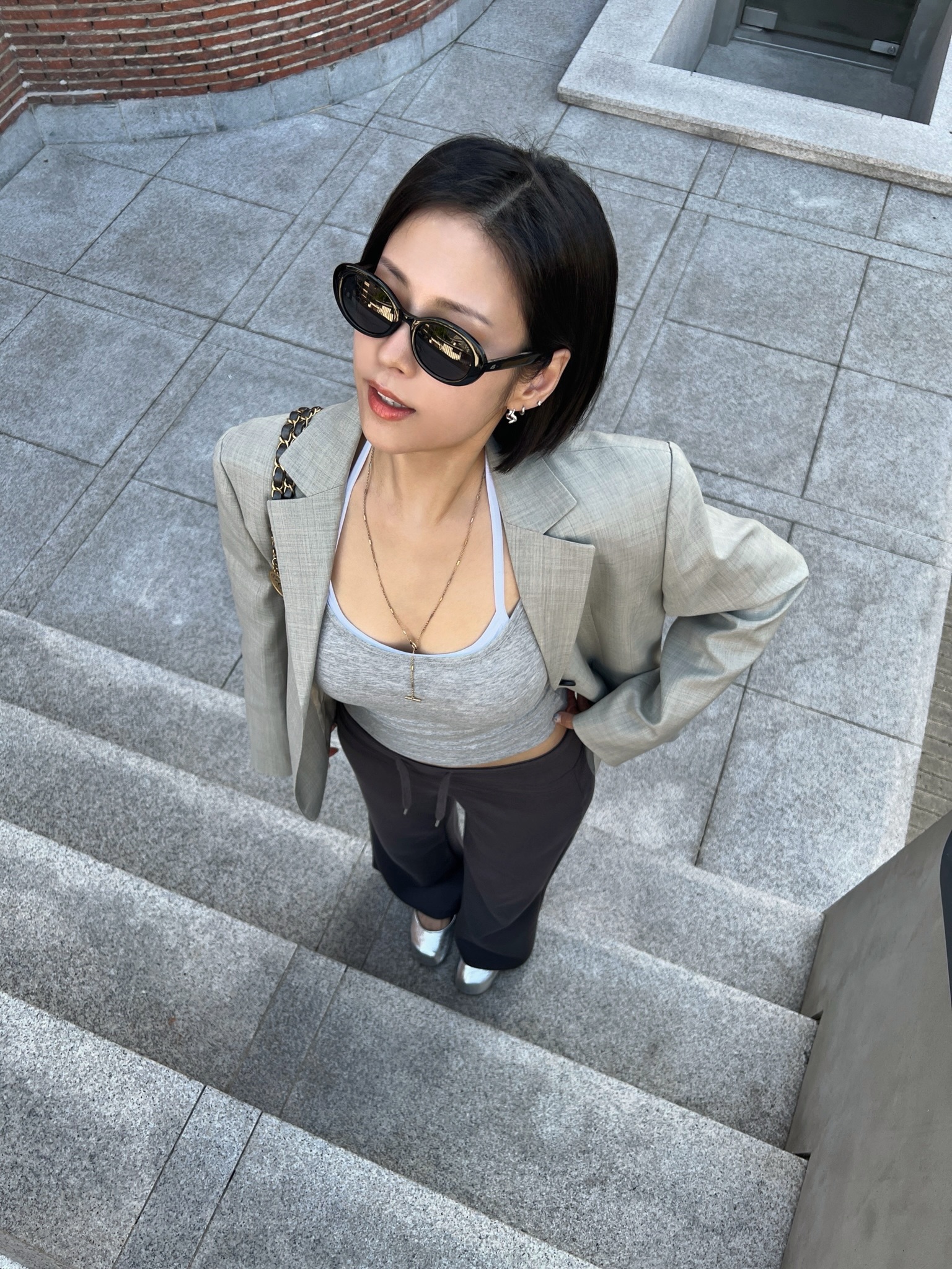 lovelyjoohee卡其灰西装配灰色吊带深灰裤，时髦通勤Athflow风