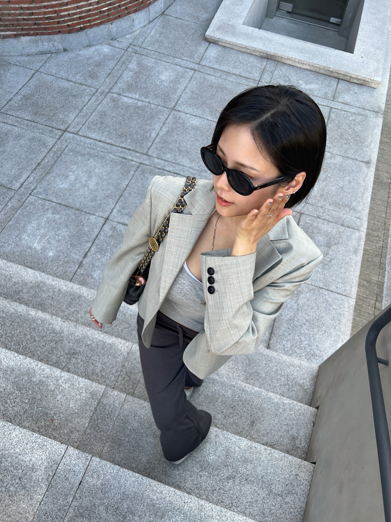 lovelyjoohee燕麦灰短款西装配深灰微喇裤，Quiet Luxury知性干练风