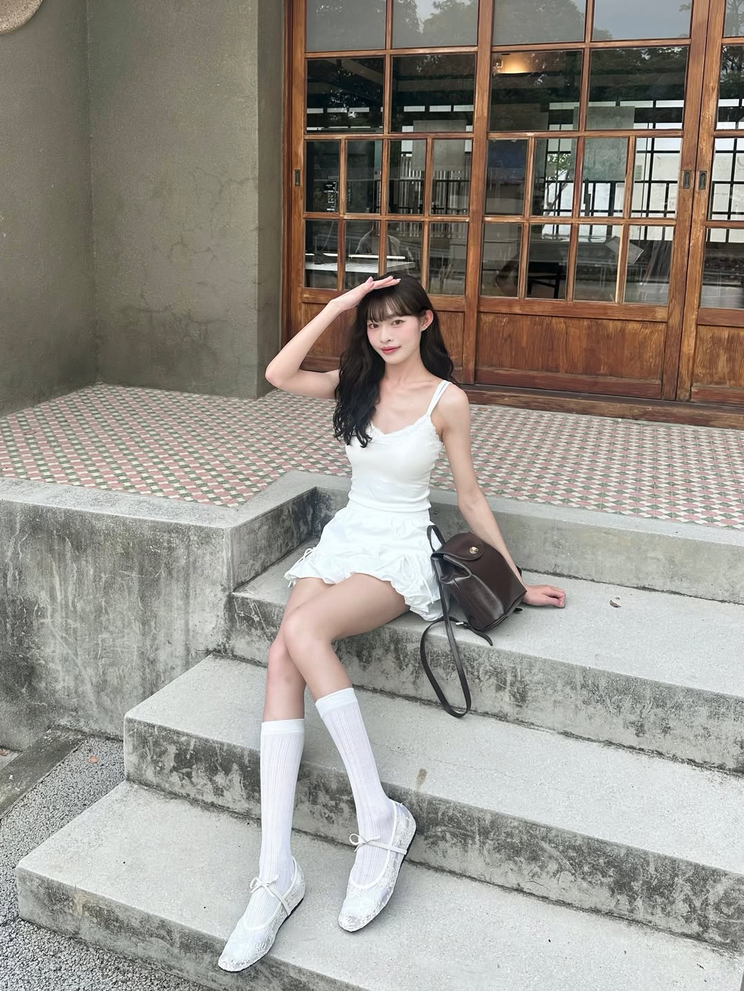 白色吊带背心配荷叶边短裙芭蕾鞋，韩系甜美学院风穿搭
