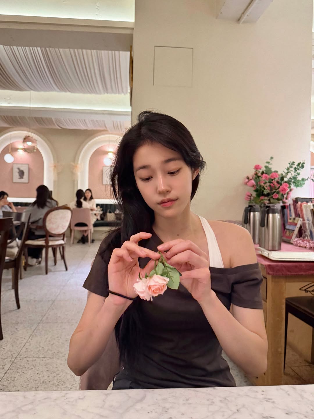 rohyoonseo深棕露肩上衣配格纹低腰裤，韩系ins纯欲约会风
